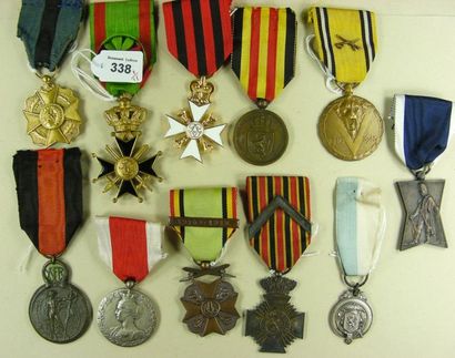 BELGIQUE Lot de onze pièces: Croix Militaire de 1re classe en métal doré et émail,...
