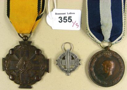 GRÈCE Lot de trois: Croix de Guerre 1916- 1917, réduction en métal argenté, sans...