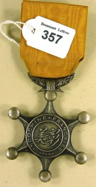INDOCHINE Croix du Mérite Indochinois, créé en 1900, insigne de 2e classe en bronze...