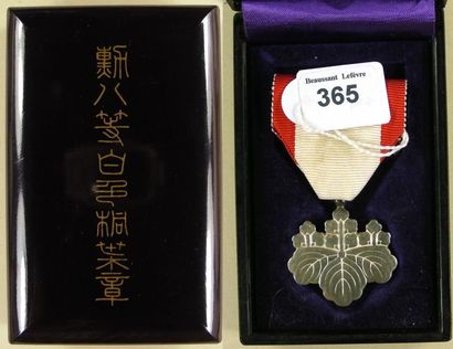 JAPON Ordre du Soleil Levant, insigne de 8e classe en argent, ruban, dans un écrin...