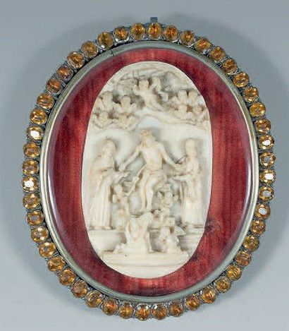 null Petite plaque ovale en ivoire sculpté en hautrelief d'un Christ au tombeau....