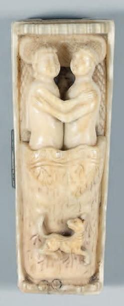 null Petite râpe à noix de muscade en ivoire sculpté d'un couple enlacé. Début du...