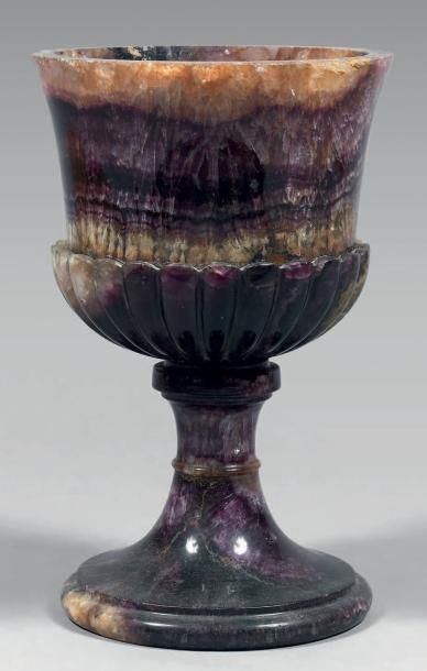null Vase sur piédouche en spath fluor rubané violet dit "blue john" sculpté de godrons....