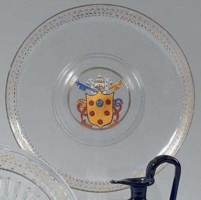 null Présentoir dit "tazza" en verre à décor émaillé des armoiries papales Médicis....