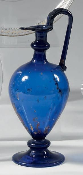 null Aiguière piriforme à piédouche en verre bleu sombre. Venise, XIXe siècle. Hauteur:...