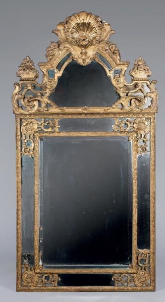 null Grand miroir biseauté dans un encadrement à fronton et parecloses en bois doré...