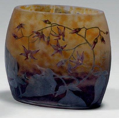 DAUM Vase de forme oblong. Épreuve de tirage industriel réalisée en verre marmoréen...
