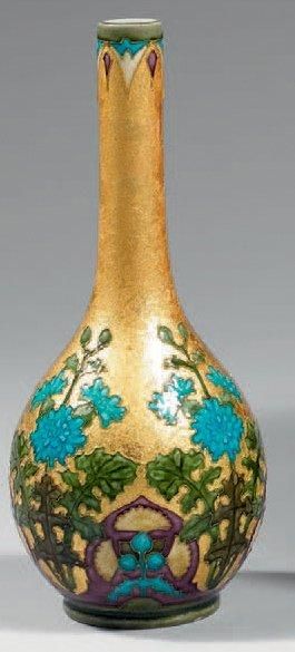 SEVRES (Manufacture Nationale de) Vase de forme ovoïde à long col cylindrique en...