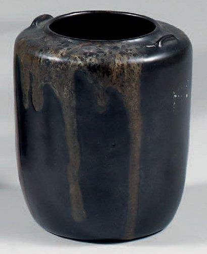 Jean-Marie POINTU (1843-1925) Vase en grès à coulées d'émaux gris nuancé noir à coulées...
