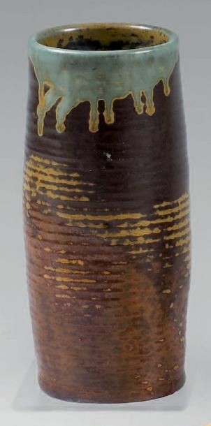 Paul JEANNENEY (1861-1920) Vase cylindrique en grès à corps strié à coulées d'émaux...