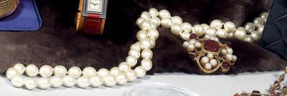 ANONYME Sautoir 65 cm composé de perles baroques blanches, bon état

