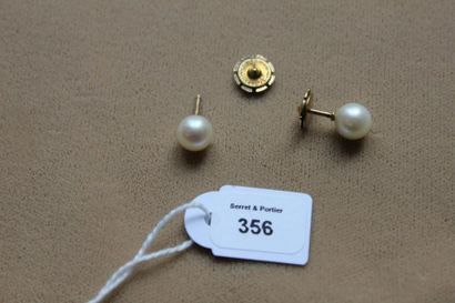  Paire de boutons d'oreilles montés en or jaune, chacun orné d'une perle de culture....