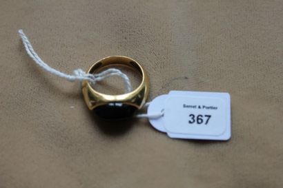 null Bague en or jaune sertie d'un cabochon d'onyx. Poids brut: 5 g