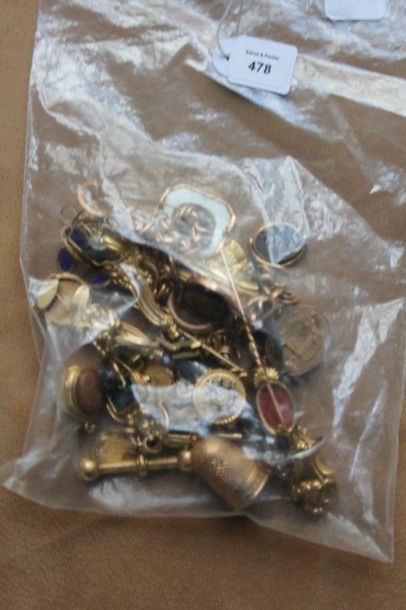 null Lot de bijoux et débris en or ou montés en or: boucles d'oreilles et chaînettes;...