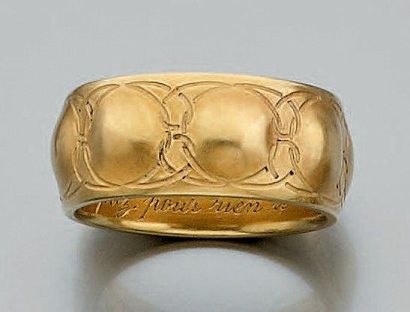 null Large anneau en or jaune gravé et décoré de bosselages. L'intérieur de l'anneau...
