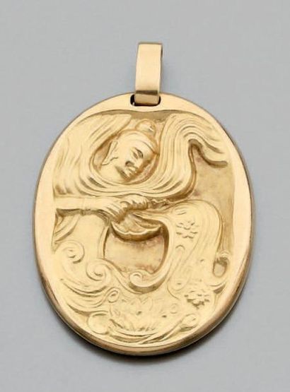 null Médaille ovale en or jaune ciselé double face d'une divinité asiatique et d'un...