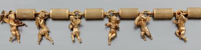 null Bracelet articulé en or jaune retenant six angelots musiciens, ciselés. Longueur:...