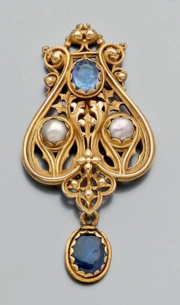 null Broche mouvementée et ajourée à décor feuillagé en or jaune, sertie de demi-perles...