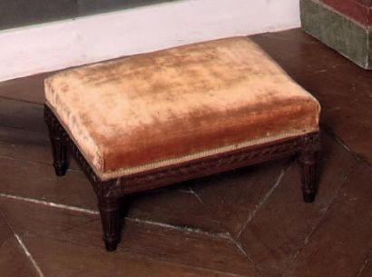 null Tabouret de pied rectangulaire en noyer sculpté de rubans tors. Pieds fuselés...