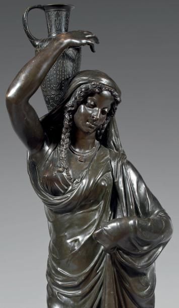 null Statue en bronze patiné représentant une jeune femme porteuse d'eau. Fin du...