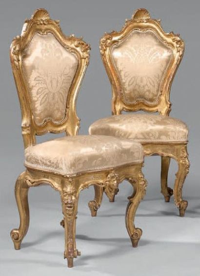 null Paire de chaises à dossier cabriolet en bois doré richement sculpté de coquilles,...