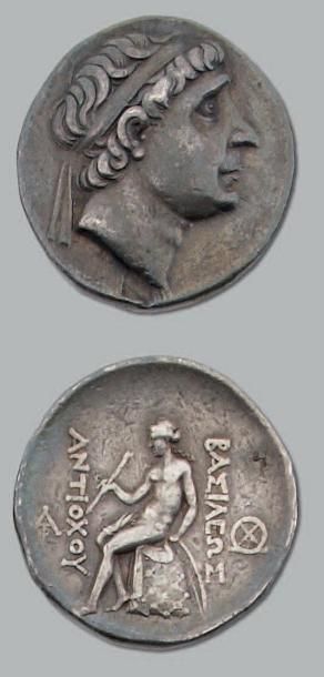 null Tétradrachme. 17,07 g. Tête diadémée d'Antiochus à droite. R/ Apollon assis...
