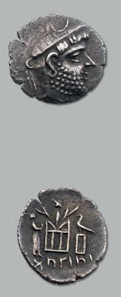 null Drachme. 3,79 g. Tête barbue du roi à droite, coiffée d'un casque plat et couvre...