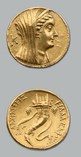 null Octodrachme d'or. 26,51 g. Buste voilé d'Arsinoé II à droite. R/ Double corne...