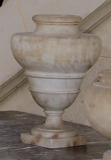 Vase en albâtre monté en lampe. XIXe siècle....