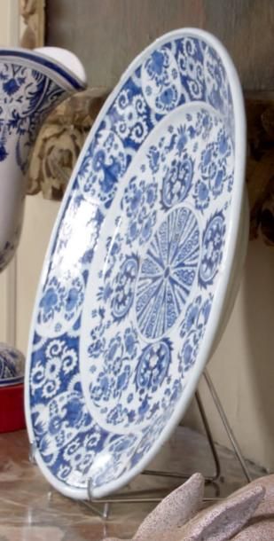 null Important plat circulaire en faïence de Rouen à décor bleu et blanc de fleurs...