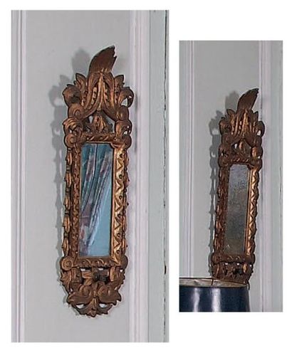 null Paire de petits miroirs porte-lumière en bois doré. XIXe siècle. Hauteur: 60...