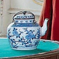 null Grande théière en porcelaine de Chine bleu et blanc. XIXe siècle.