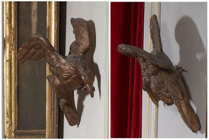 null Deux aigles en bois sculpté et doré, les ailes déployées. XIXe siècle (restaurations)....