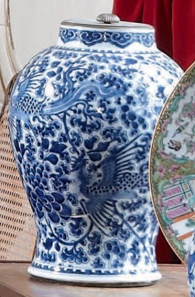 null Vase balustre en porcelaine de chine blanc et bleu. XIXe siècle. (Accidents)....