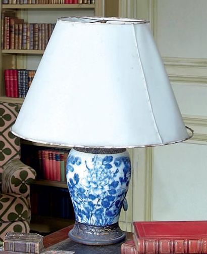 null Lampe en porcelaine bleu et blanc craquelé de forme balustre à décor de fleurs....