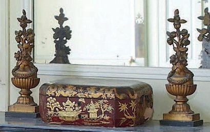 null Paire d'éléments en bois doré représentant des vases de fleurs. Style Louis...