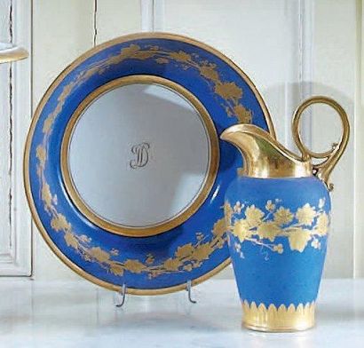 null Aiguière et bassin en porcelaine de Paris à décor bleu et or de roseaux, feuillages...