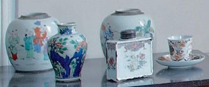 null Lot comprenant: une lampe en porcelaine de Chine à décor polychrome de fleurs...