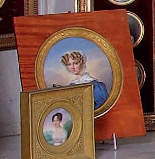 Fanny GUINIER*** Portrait de Stéphanie de Pomereu en robe bleue Miniature sur porcelaine...