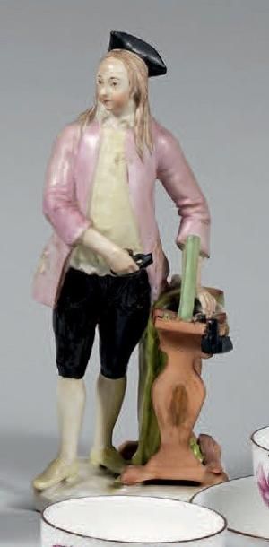 VIENNE Grande statuette représentant un jeune tailleur debout à côté de son établi,...