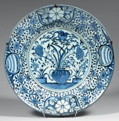 JAPON (ARITA) Grand plat rond, décor camaïeu bleu au centre de vases fleuris et sur...