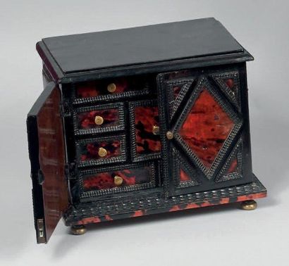  Cabinet miniature en placage de bois noirci, écaille et guillochis ouvrant à deux...