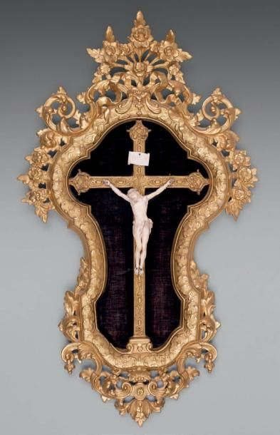  Christ "vivant" en ivoire, le périzonium retenu par une cordelette, dans un cadre...
