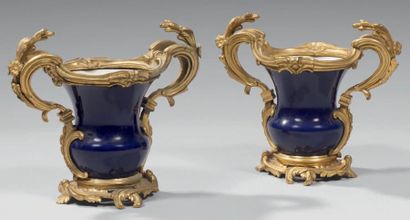 Paire de vases balustre en porcelaine bleue...