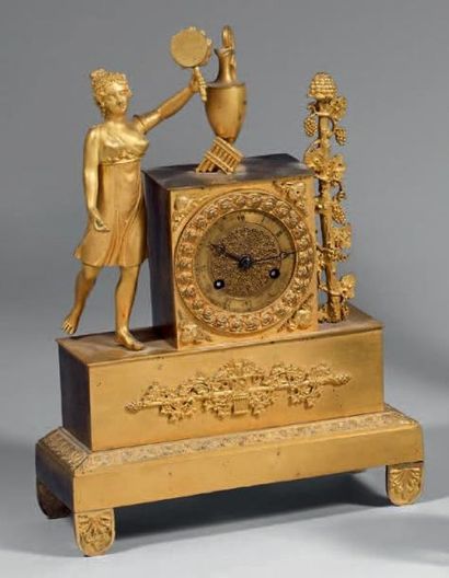 null Petite pendule en bronze doré ornée d'une jeune femme tenant en miroir avec...