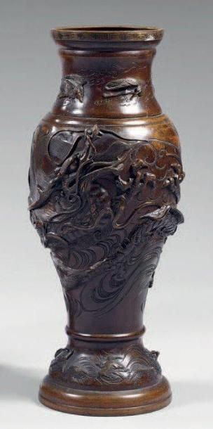 Vase balustre en bronze patiné à décor de...