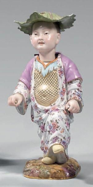 null Statuette en porcelaine, dans le goût de Saxe, représentant un jeune chinois,...