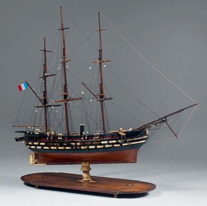  Maquette du trois mâts à vapeur "Napoléon" en bois laqué et os sculpté. Socle marqueté...