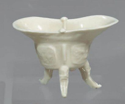 Epoque KANGXI (1662 - 1722) Coupe libatoire en forme de "jue" en porcelaine émaillée...