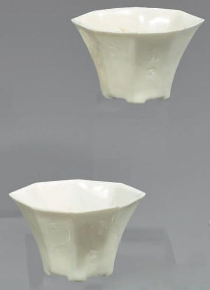 Epoque KANGXI (1662 - 1722) Paire de coupes libatoires de forme octogonale en porcelaine...